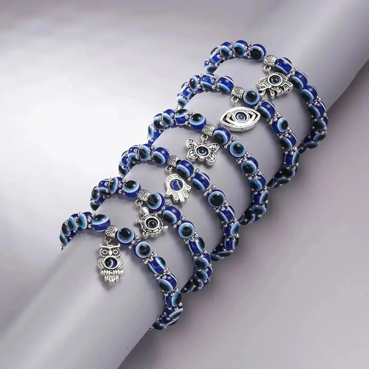 Vue d'ensemble du bracelet protecteur avec charms argentés