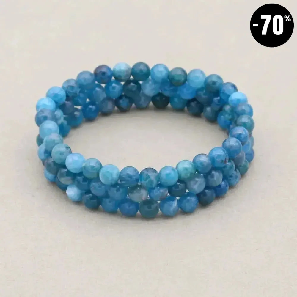 Gros plan sur les perles bleues du bracelet Apatite