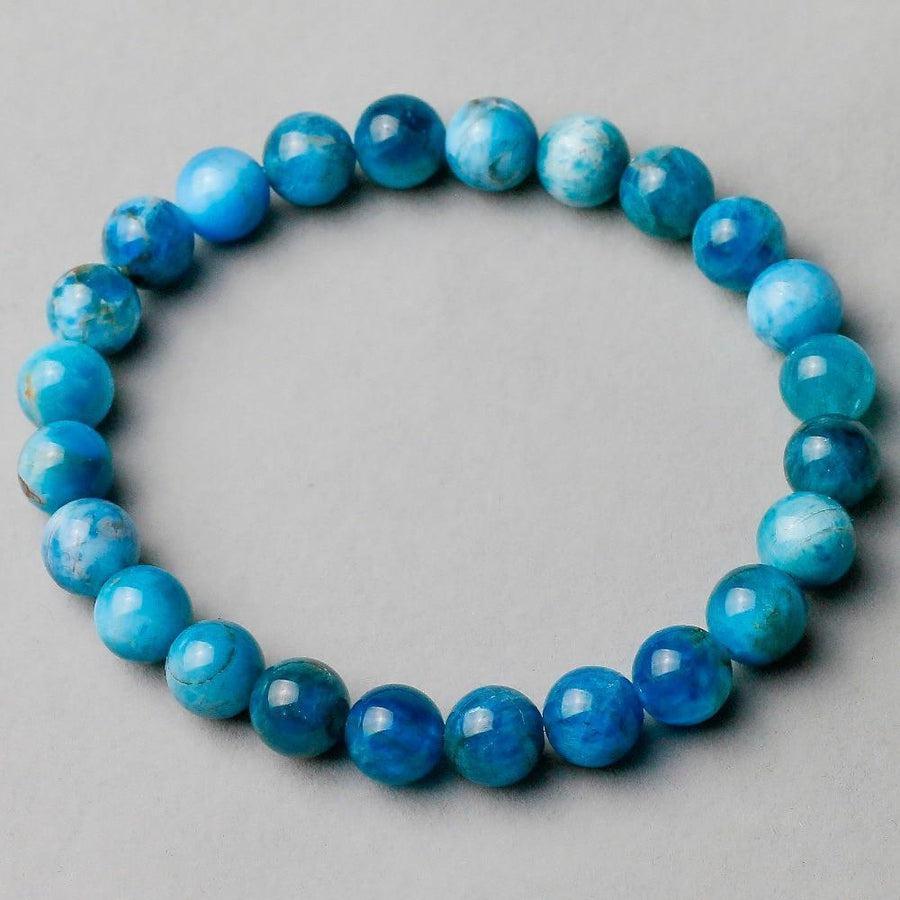 Détail des perles polies du bracelet en pierre naturelle