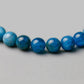 Gros plan sur les perles bleues du bracelet minceur