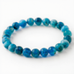 Vue d'ensemble du bracelet apatite bleue sur fond neutre