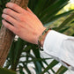 Bracelet en jaspe africain sur fond neutre