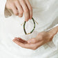 Gros plan sur les perles de jaspe africain du bracelet