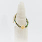 Bracelet en jaspe africain posé sur une surface en bois