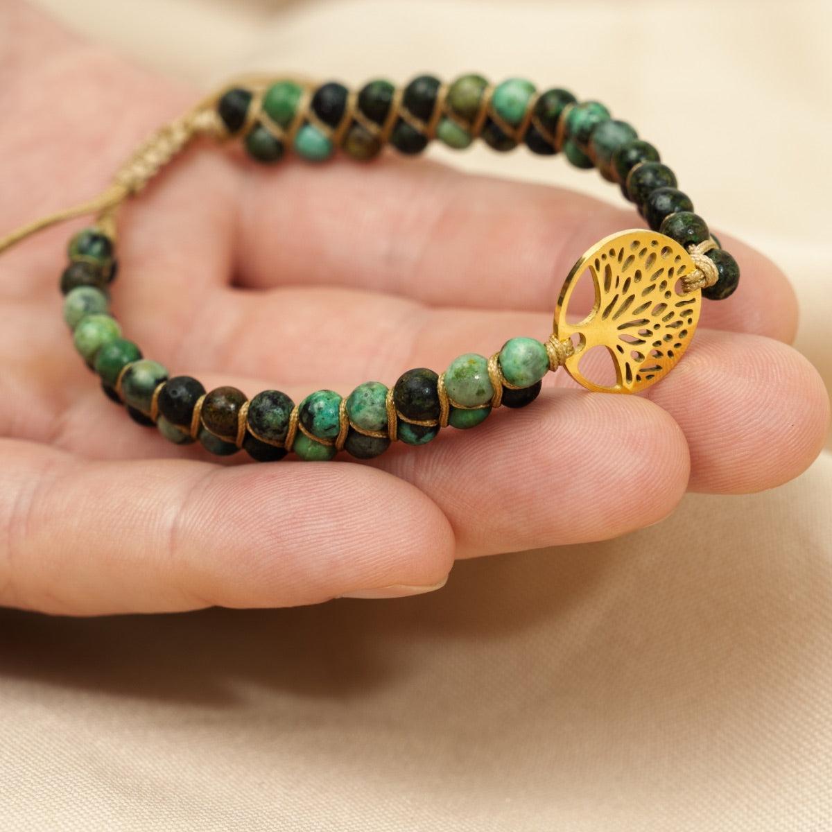Vue rapprochée du pendentif arbre de vie en métal