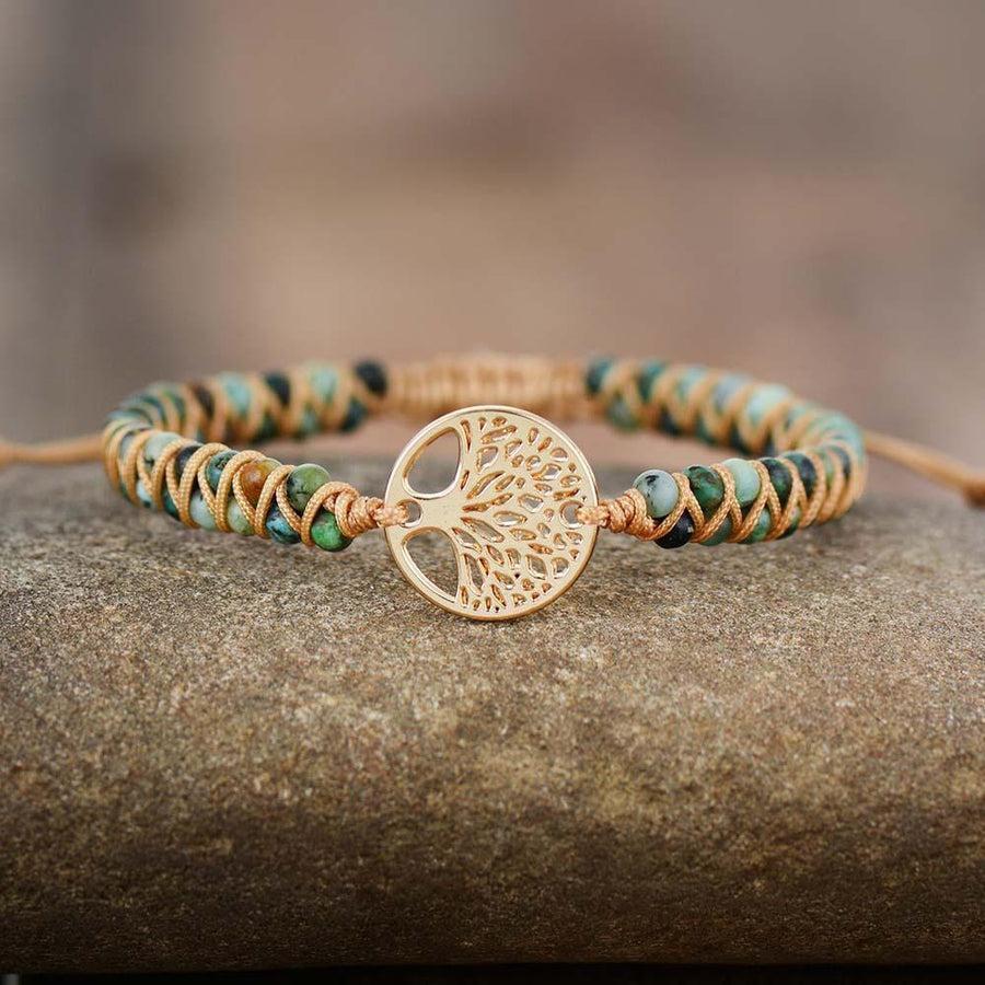 Bracelet en jaspe africain entourant un poignet