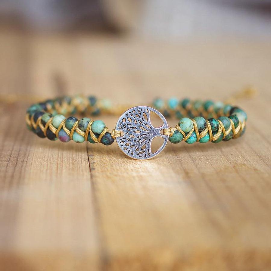 Gros plan sur les perles de jaspe et pendentif arbre