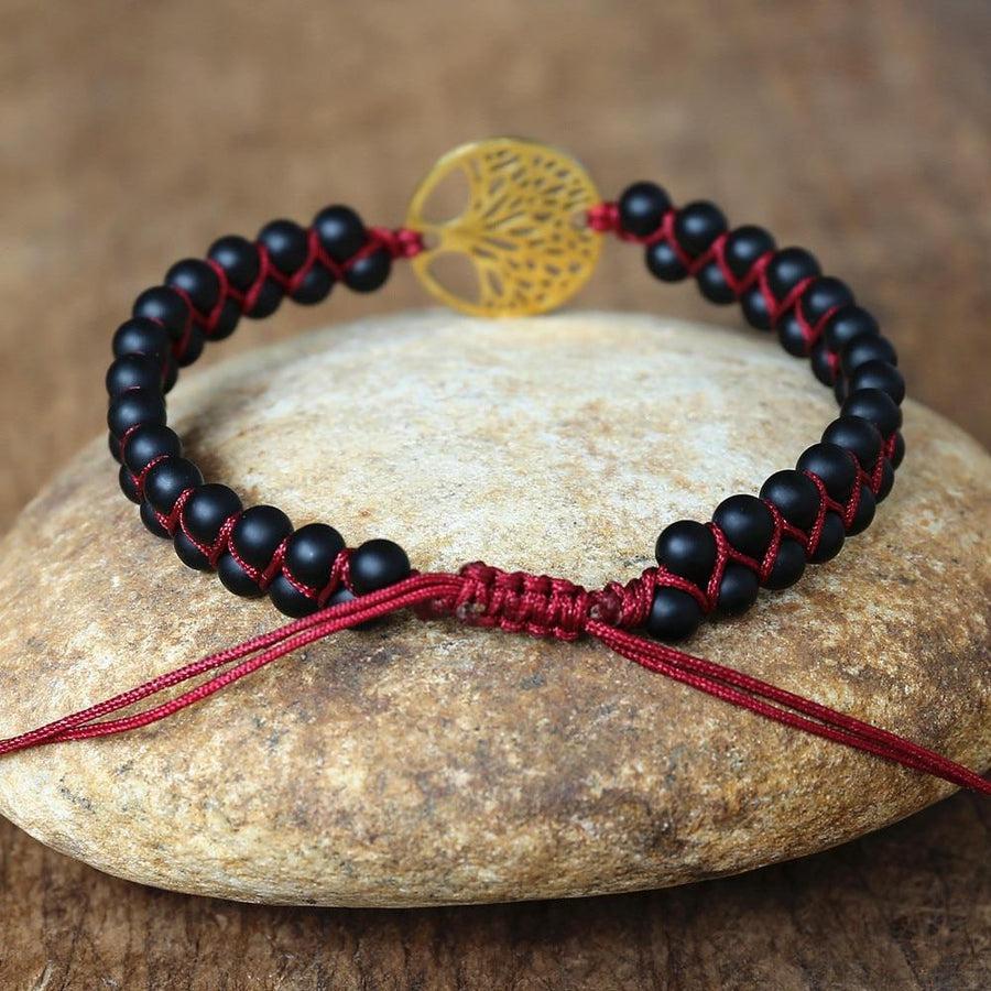 Détail du cordon tissé rouge du bracelet en onyx