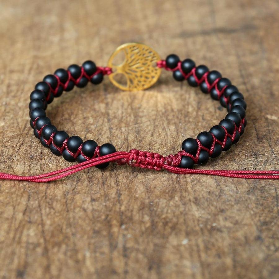 Vue rapprochée des perles d'onyx noir sur le bracelet