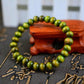 Bracelet de méditation en bois de santal posé sur une surface
