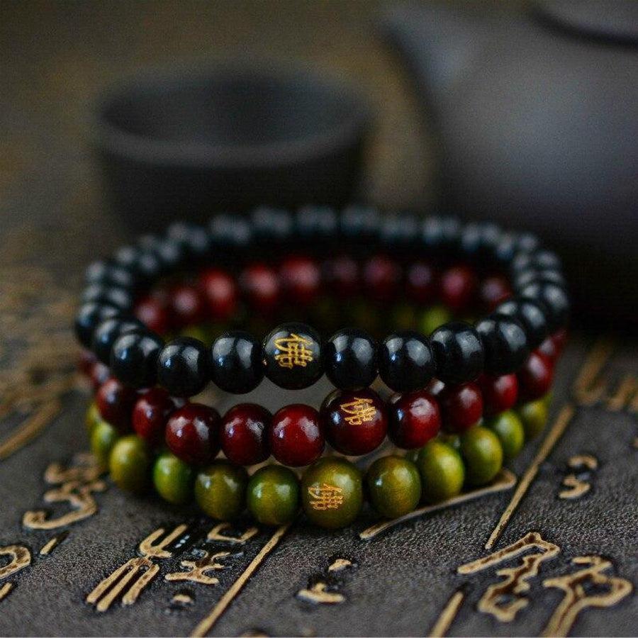 Vue rapprochée des perles en bois de santal du bracelet