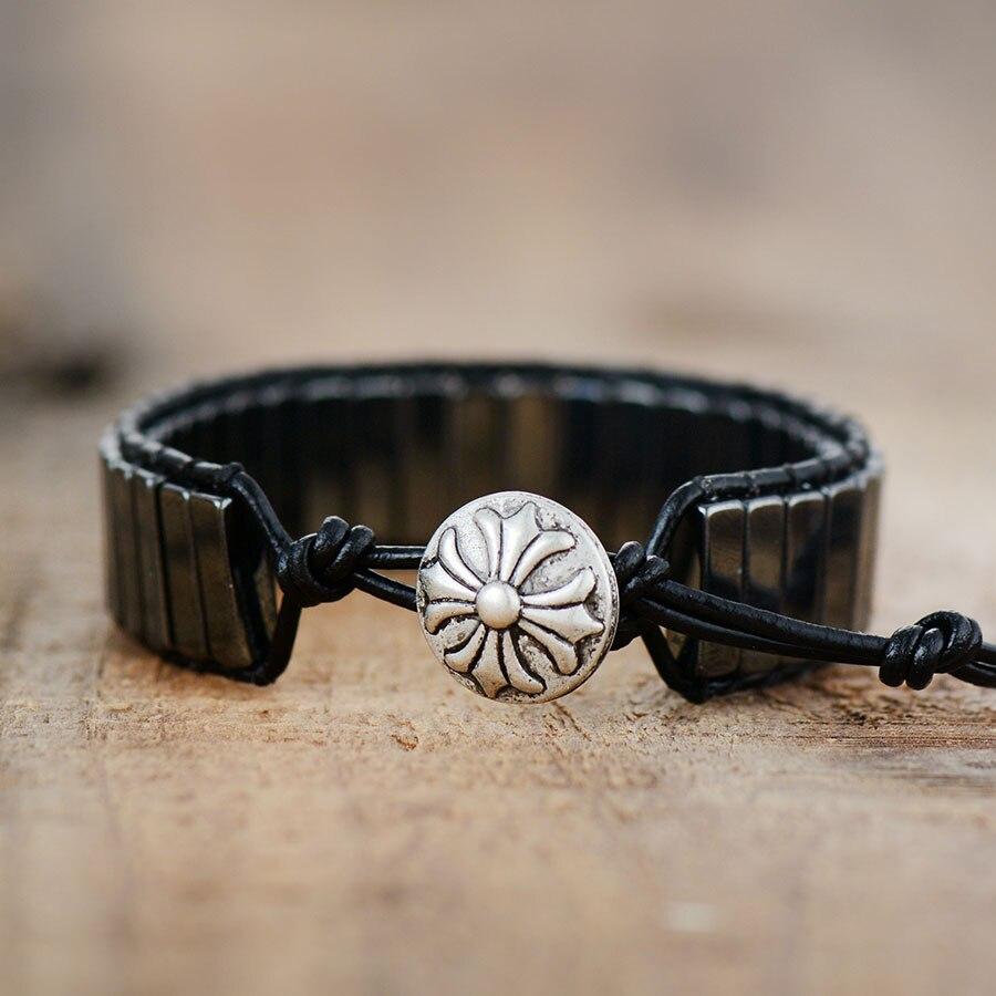 Bracelet en hématite noir sur cuir, vue latérale