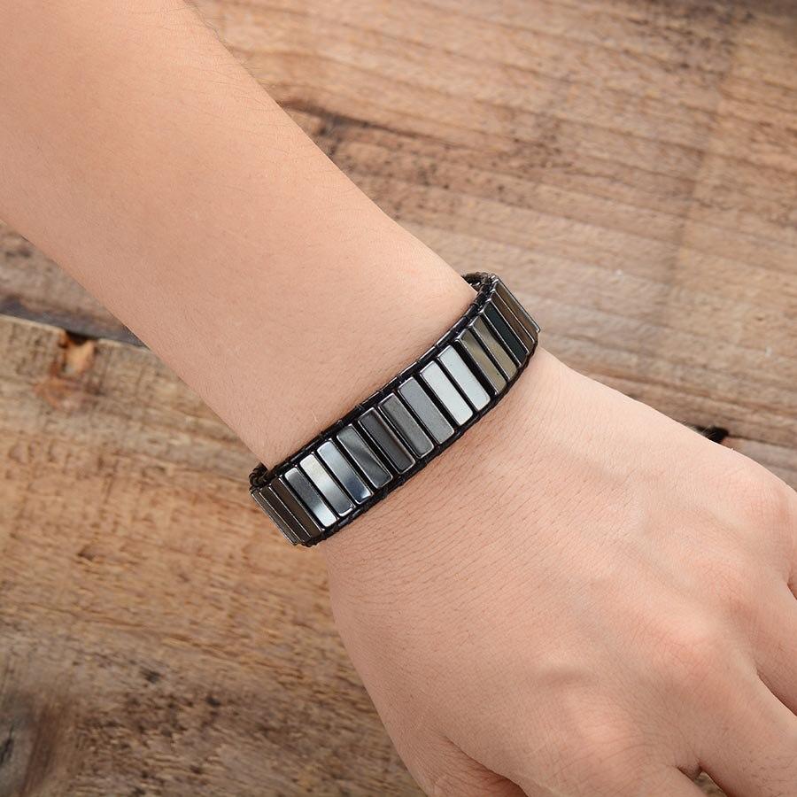 Détail des perles taillées en hématite sur cuir