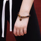 Détail des perles brunes et jaunes du bracelet protecteur