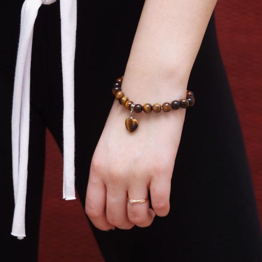 Détail des perles brunes et jaunes du bracelet protecteur