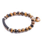 Bracelet Œil de Tigre avec pendentif cœur sur fond neutre