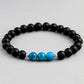 Gros plan sur bracelet howlite blanche et apatite bleue