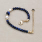 Bracelet avec perles bleues et blanches, vue de côté