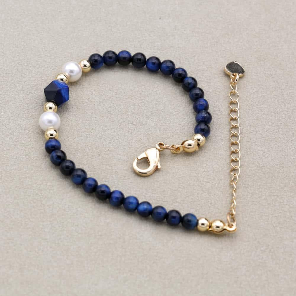 Bracelet avec perles bleues et blanches, vue de côté