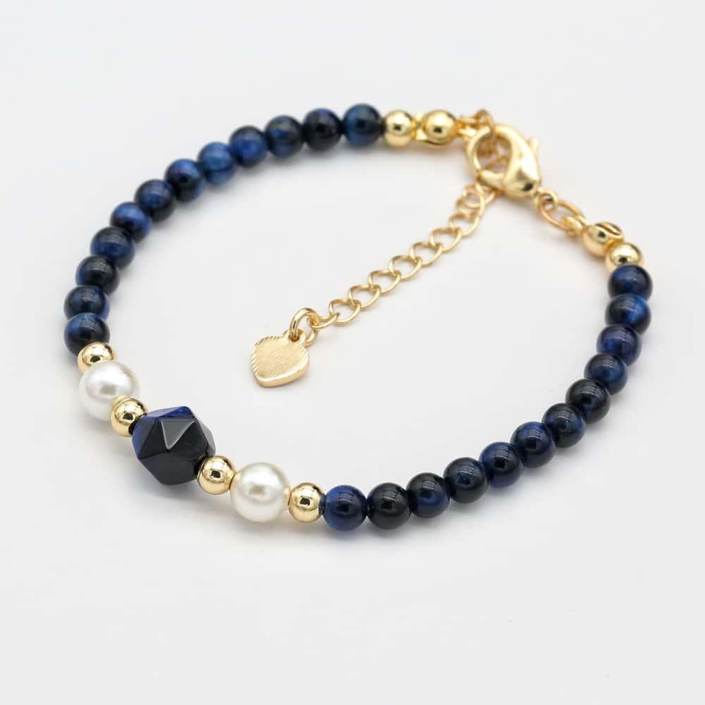 Gros plan sur perle bleue facettée centrale du bracelet