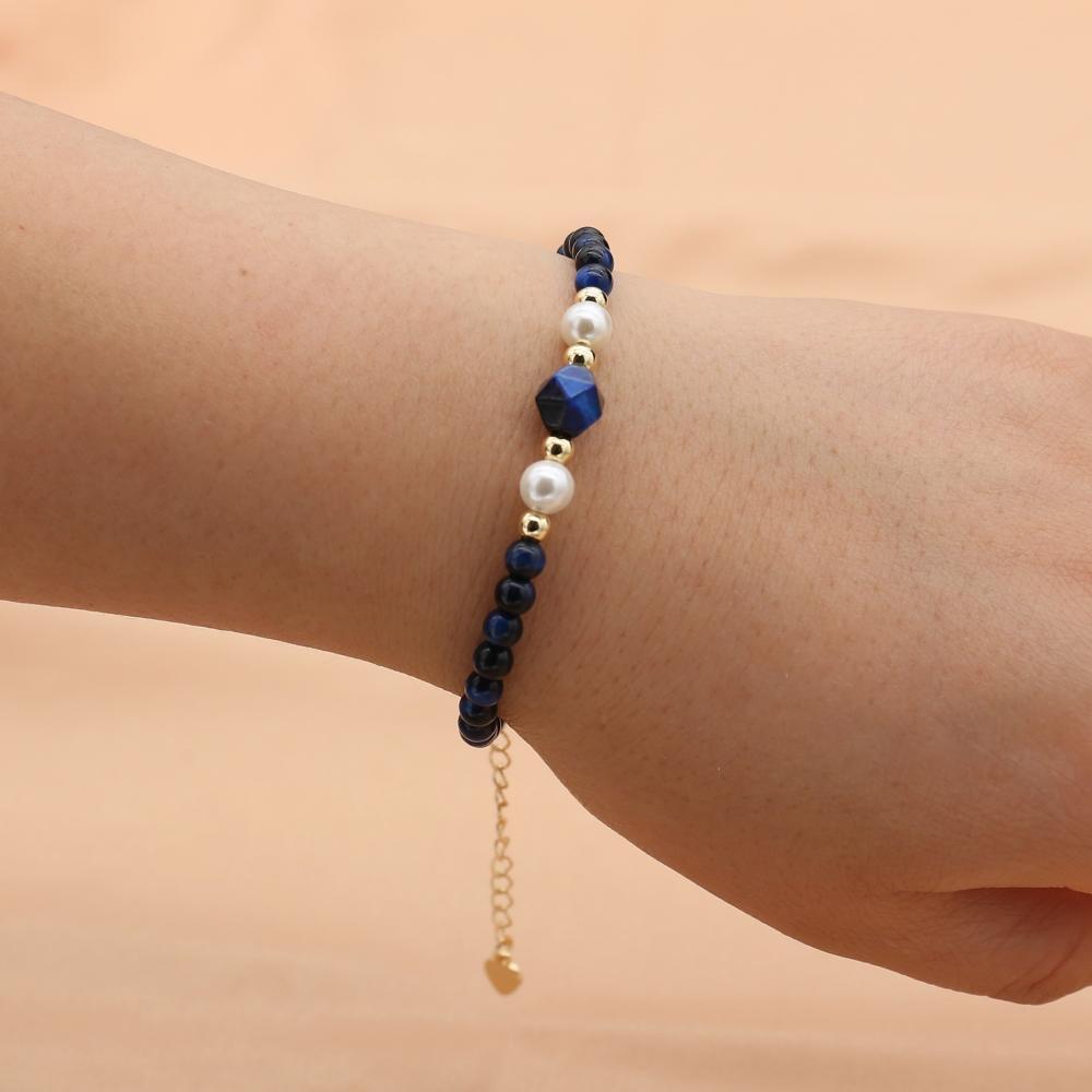Bracelet en perles naturelles avec chaînette dorée ajustable