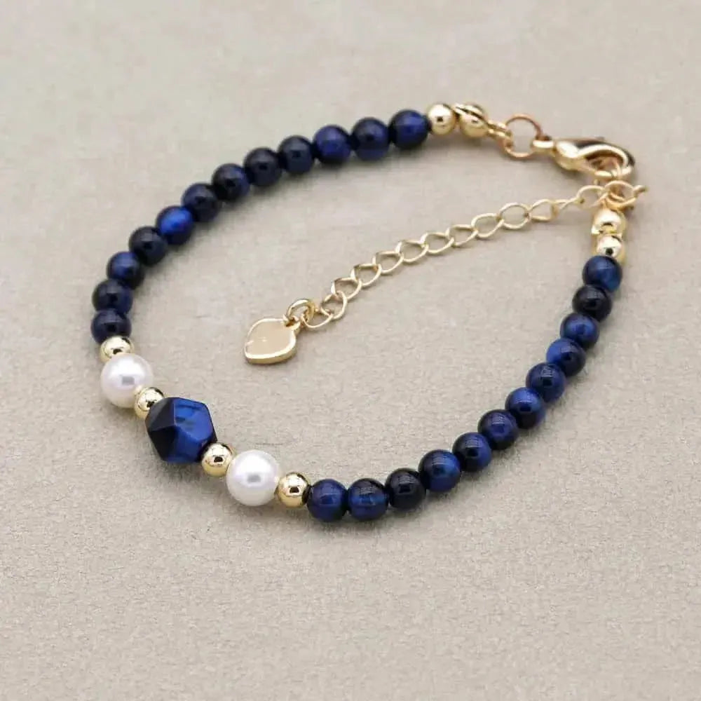 Vue d'ensemble du bracelet, perles bleues et blanches
