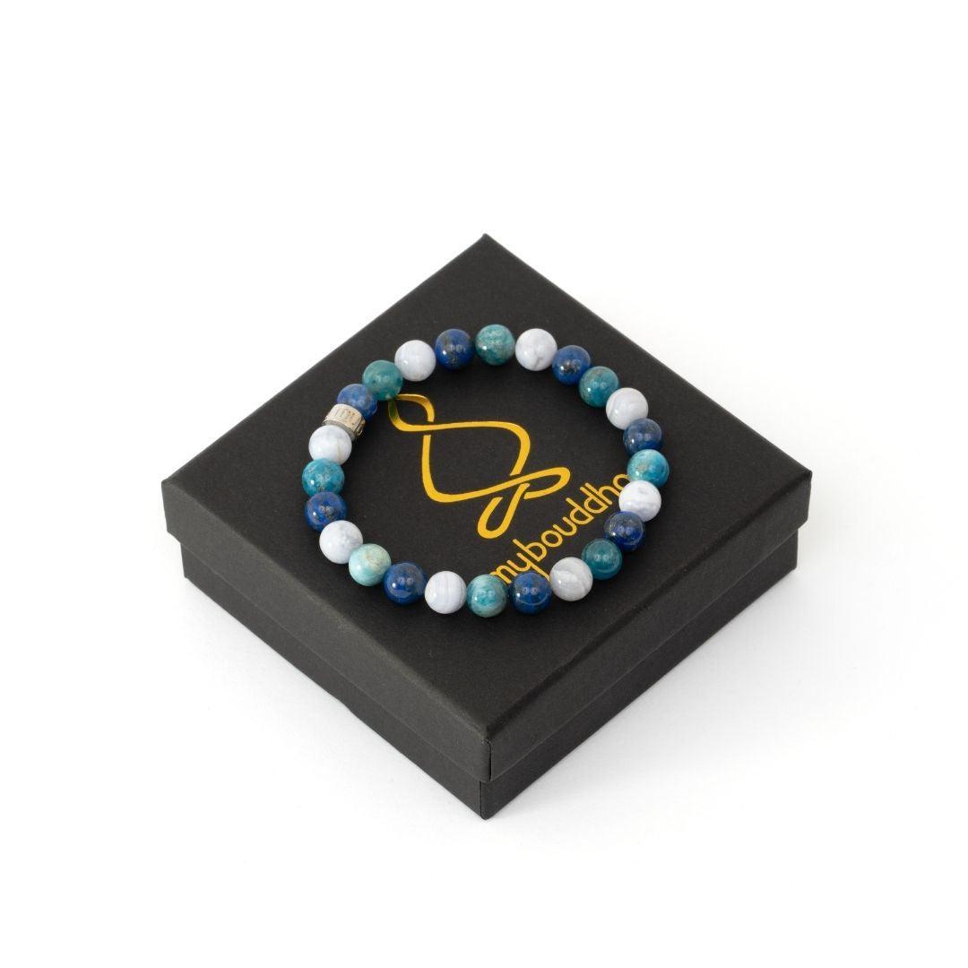 Gros plan sur les perles d'Apatite, Lapis Lazuli et Calcédoine