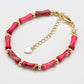 Bracelet avec perles roses et or sur fond blanc