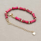 Gros plan sur fermoir or du bracelet ajustable