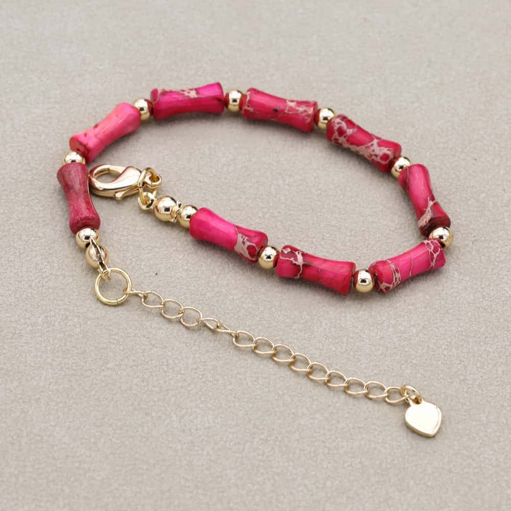 Gros plan sur fermoir or du bracelet ajustable