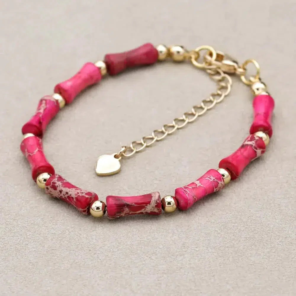 Vue latérale du bracelet montrant les perles marbrées