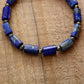 Détail des perles cylindriques en Lapis Lazuli, couleur intense