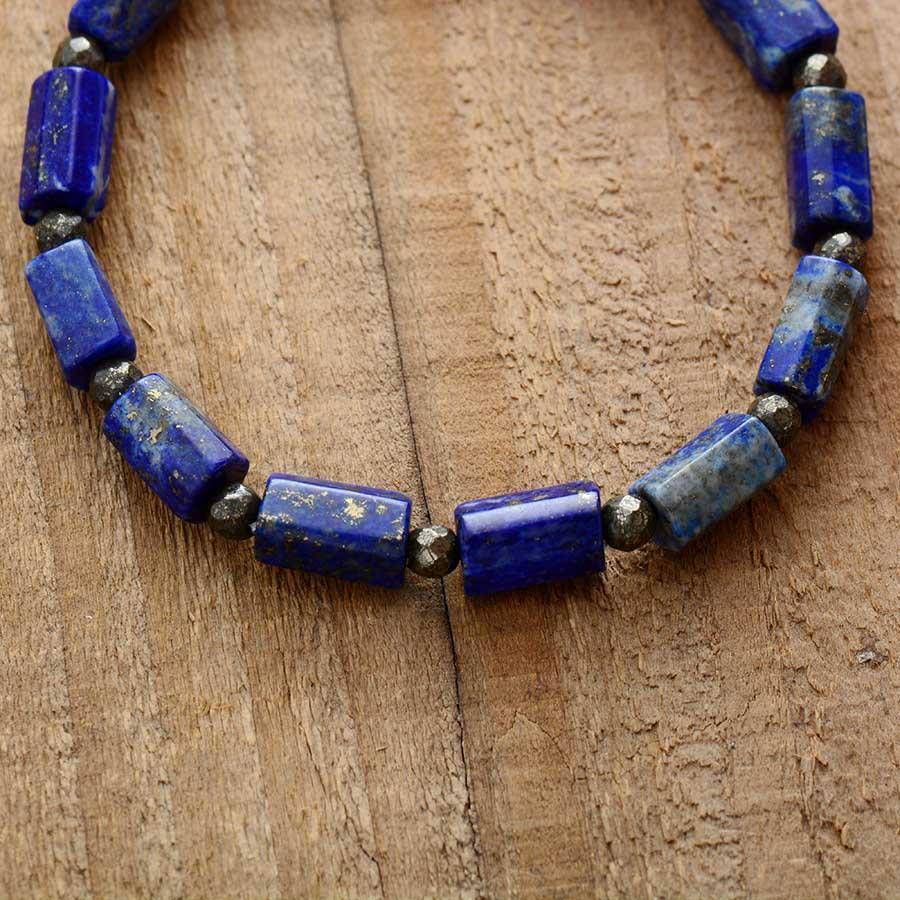 Détail des perles cylindriques en Lapis Lazuli, couleur intense