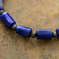 Vue rapprochée du bracelet artisanal en Lapis Lazuli