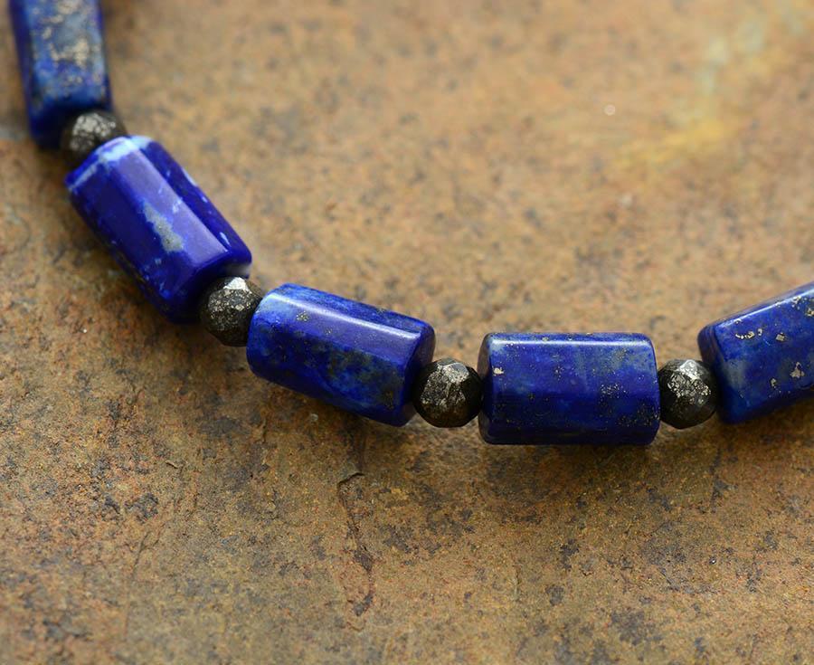Vue rapprochée du bracelet artisanal en Lapis Lazuli