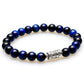 Bracelet avec perles bleues et totem, vue de dessus