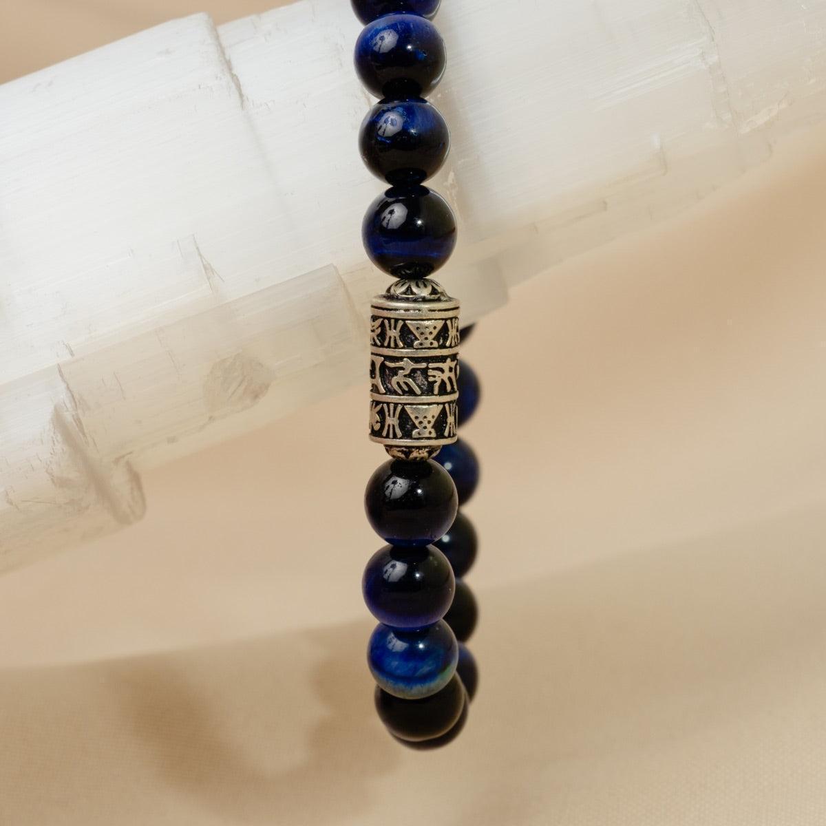Vue latérale du bracelet montrant le totem bouddhiste