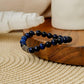 Perles d'œil de tigre bleu enfilées sur un bracelet élégant