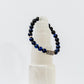 Détail du totem bouddhiste sur le bracelet en pierres bleues