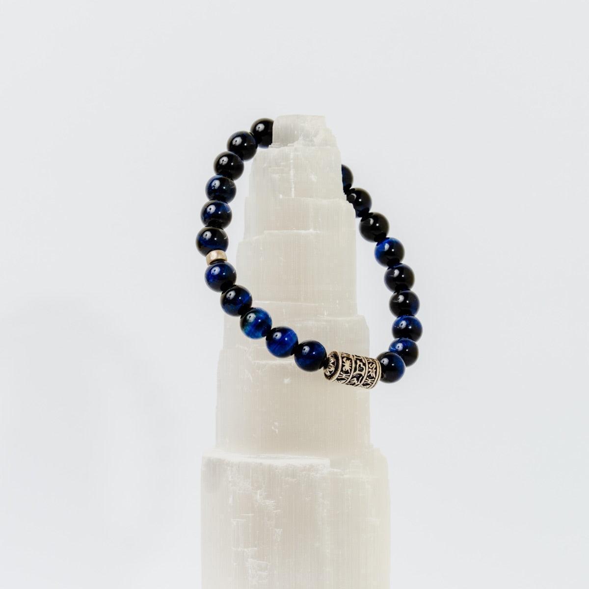Détail du totem bouddhiste sur le bracelet en pierres bleues