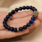 Bracelet posé sur une surface, mettant en valeur ses reflets