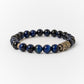 Vue rapprochée des perles et du totem sur le bracelet