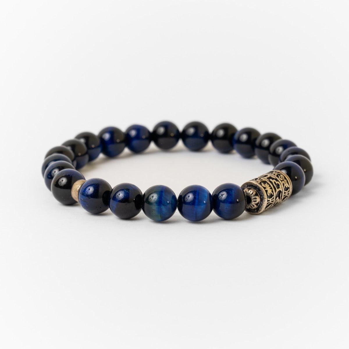 Vue rapprochée des perles et du totem sur le bracelet