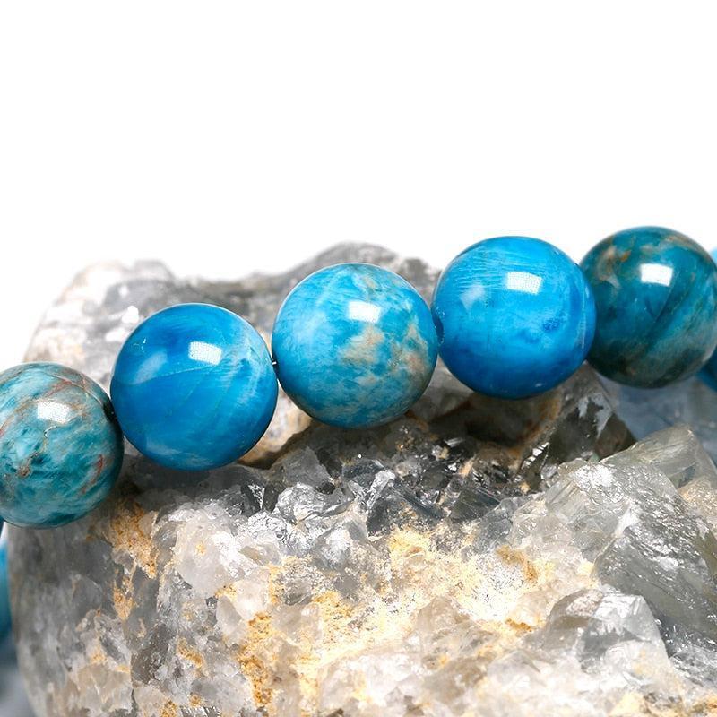 Bracelet en apatite avec perles bleues et vertes, vue rapprochée