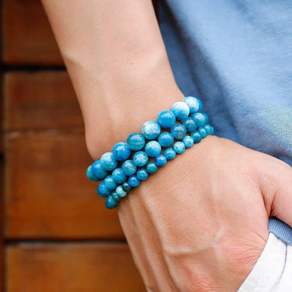 Gros plan sur les perles d'apatite du bracelet, nuances éclatantes