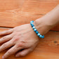 Bracelet apatite sur fond neutre, mettant en valeur les couleurs
