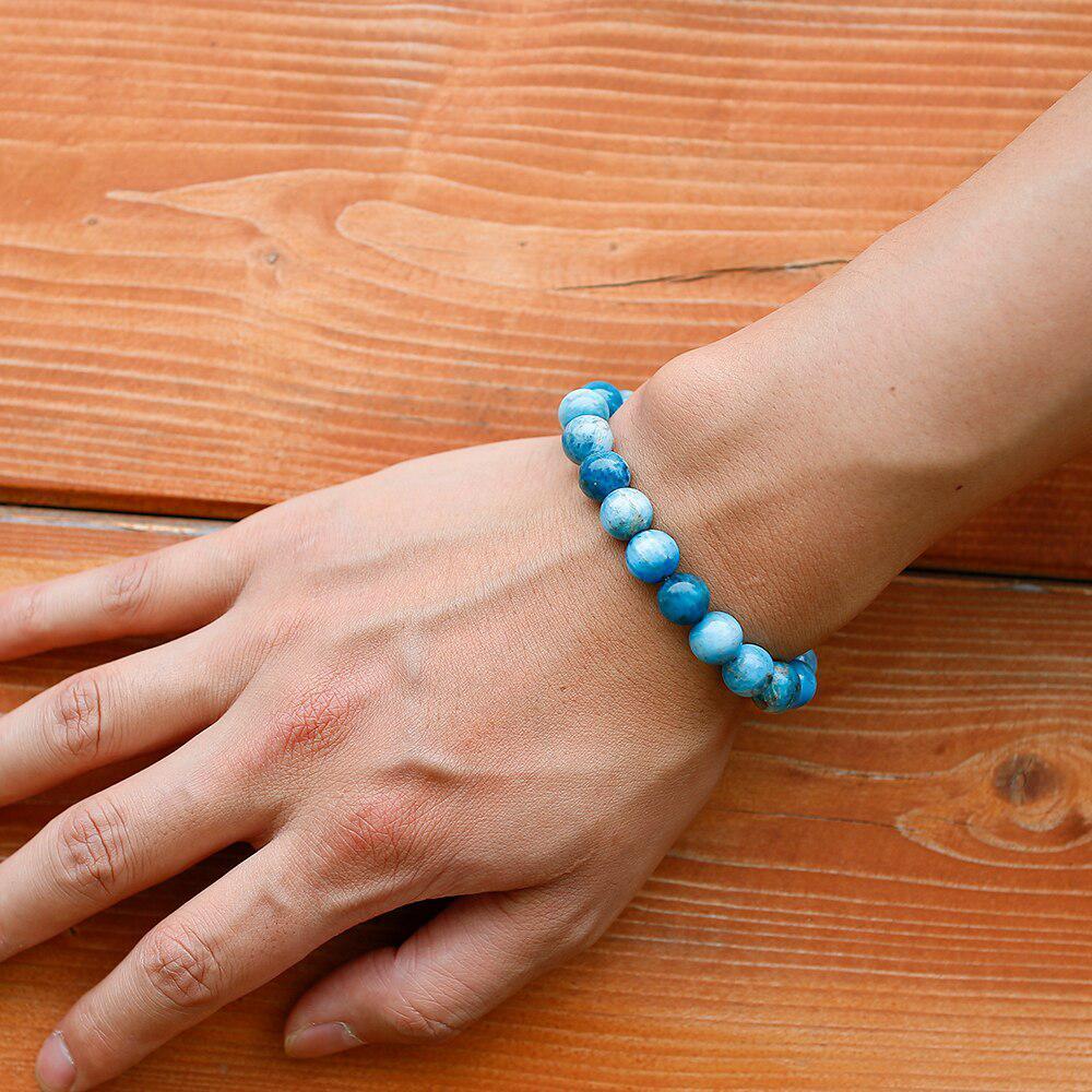 Bracelet apatite sur fond neutre, mettant en valeur les couleurs