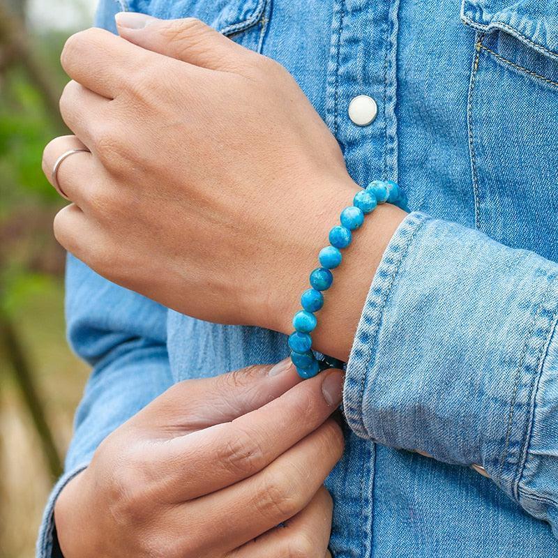 Bracelet apatite posé sur surface claire, détails des perles visibles