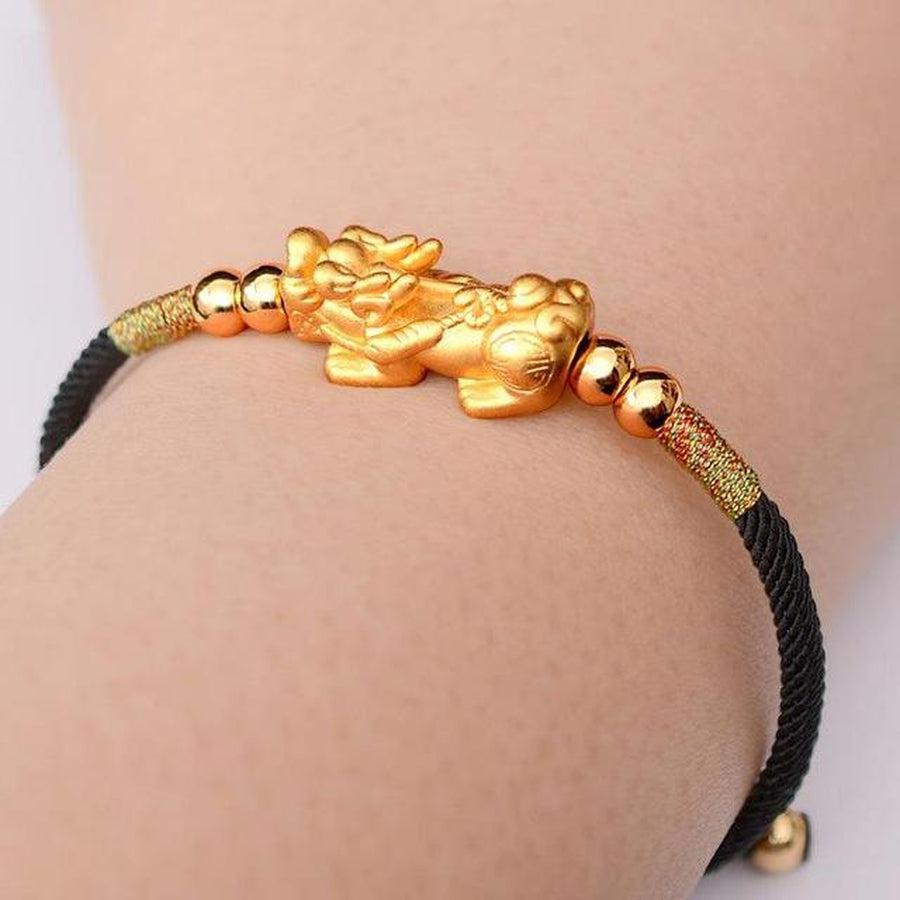 Bracelet Pi Xiu en argent, présenté sur une surface claire