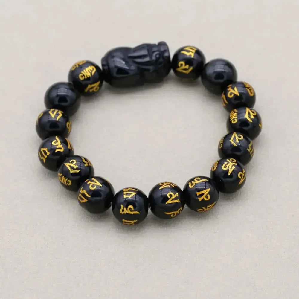 Vue rapprochée du Pixiu en obsidienne sur le bracelet